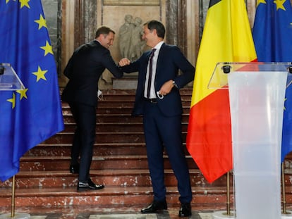 El futuro primer ministro belga, el liberal flamenco Alexander De Croo (a la derecha) saluda al socialista valón Paul Magnette, con quien ha liderado las negociaciones, durante la rueda de prensa en la que se ha anunciado la formación del gobierno belga esta mañana.