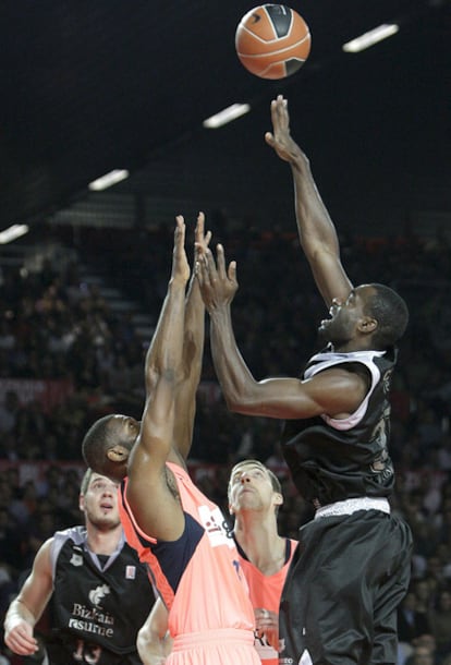 Conley palmea con la oposición de Mickeal.