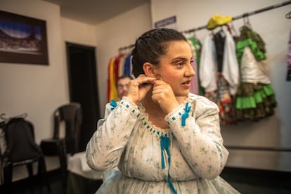 Johana Arias se prepara para el ensayo, en el cameríno del teatro Jorge Eliecer Gaitán.