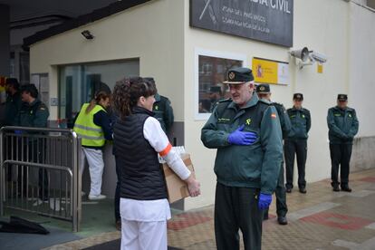 El general jefe de zona de la Guardia Civil en el País Vasco recibe una donación de los comerciantes del barrio vitoriano de Sansomendi.