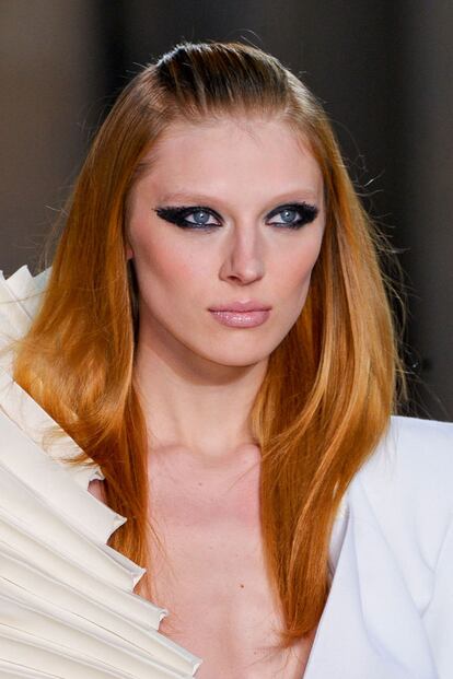 En Stephane Rolland, melena suelta con rostro despejado, y eyeliners muy marcados.