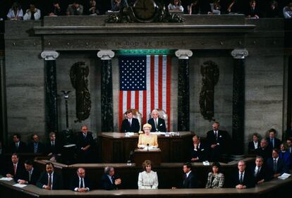 En 1991, tras la victoria aliada en la Guerra del Golfo, Isabel II se convirtió en la primera monarca británica en hablar en una sesión del Congreso de los Estados Unidos. En la imagen, la Reina se dirige al auditorio desde la tribuna de oradores del Capitolio, en Washington.