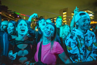 Jóvenes durante el festejo de cumbia, en Buenos Aires. 