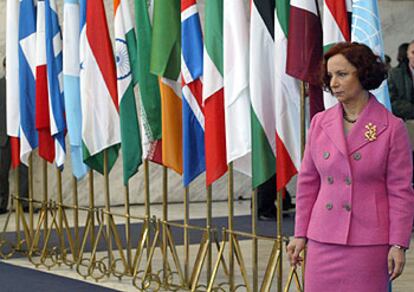 La ministra Ana Palacio, ayer junto al recinto ferial en el que se celebró la conferencia.