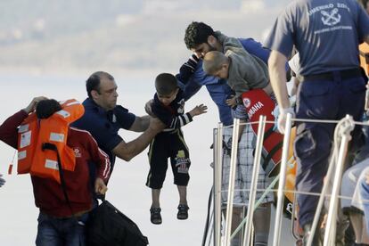 Desembarco de inmigrantes en el puerto de Mitilene. Han sido rescatados por la guardia costera griega cerca de la isla de Lesbos.