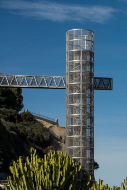 Ascensor panorámico proyectado por el arquitecto Martín Lejárraga, en Cartagena (Murcia).