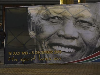 Un cartel del fallecido Mandela en Qunu, donde ser&aacute; enterrado.