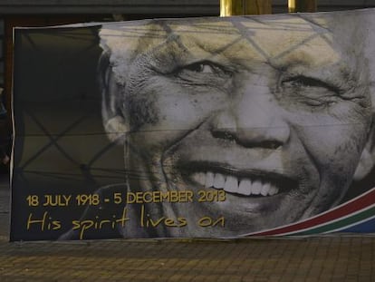 Um cartaz do falecido Mandela em Qunu, onde ser?rado.