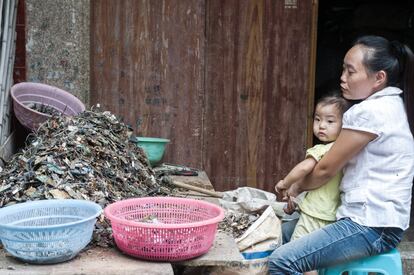 El uso de ácidos para separar metales y la quema de plásticos es una grave amenaza para el medio ambiente y para la salud, razón por la que China ha decidido prohibir la importación de estos residuos.