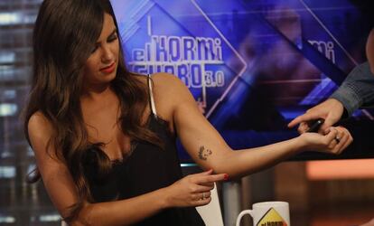 Cristina Pedroche muestra el tatuaje con la imagen de David Muñoz.