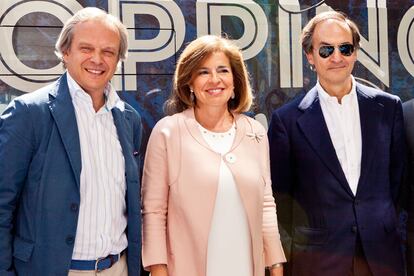 Hilario Alfaro, presidente de la Confederación de Comercio Especializado de Madrid (COCEM) con Ana Botella y Javier Pascual, presidente y editor de Condé Nast España.