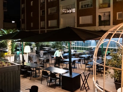 Terraza de un restaurante vacío en la noche del jueves, en el barrio de Chamberí de Madrid.