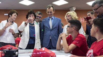 Los ministros Isabel Celáa y Pedro Duque, en el campus de verano de la Universitat de València.  