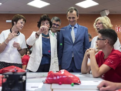 Los ministros Isabel Celáa y Pedro Duque, en el campus de verano de la Universitat de València.  