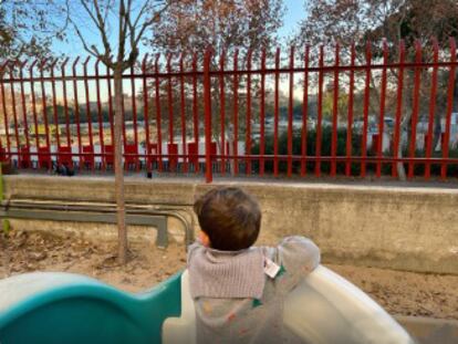 Un niño observa desde el colegio Perú las obras del metro en el parque de Comillas