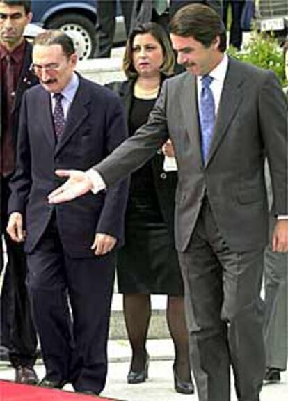 Aznar y Ecevit, ayer a su llegada al palacio de la Moncloa.