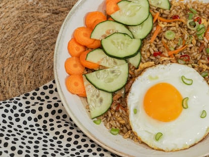 Receta de nasi goreng con huevo frito