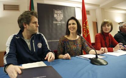 Igor Eguren, alcalde de Ordizia, junto a Iratxe López de Aberasturi (centro), y Maite Iturre.