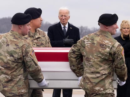 Joe Biden y su esposa, Jill, ante el féretro de uno de los soldados muertos en Jordania, el viernes en Dover.