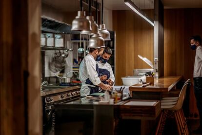 Las cocinas del establecimiento Auga e sal, proyecto de Alberto Ruiz-Gallardón hijo y del chef Áxel Smith sito en Santiago de Compostela.