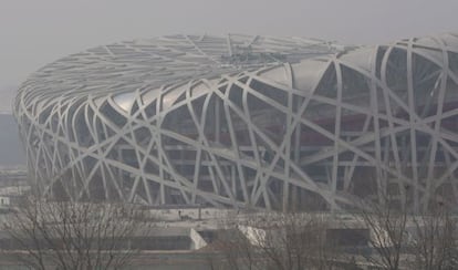 El Estadio Nacional de Pek&iacute;n difuminado por la contaminaci&oacute;n a&eacute;rea en 2008.
 