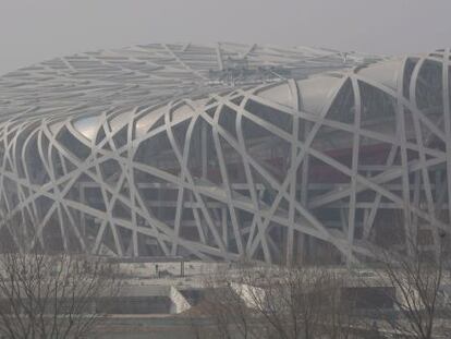 El Estadio Nacional de Pek&iacute;n difuminado por la contaminaci&oacute;n a&eacute;rea en 2008.
 