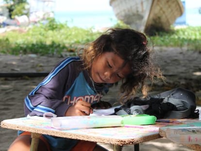 Los 81 niños de la aldea de Au Bon Yai acuden a la escuela para aprender inglés, tailandés, matemáticas y arte.