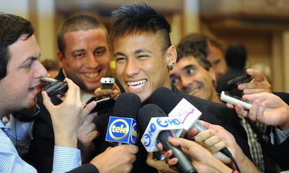 Neymar atiende a los periodistas tras recibir un premio.