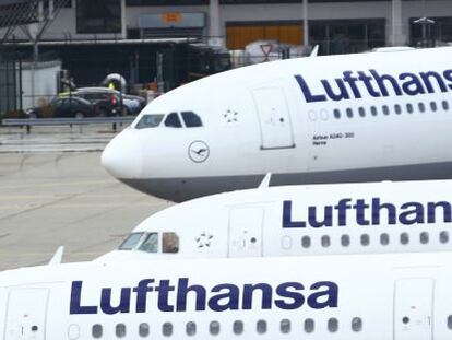 Aviones de Lufthansa en el aeropuerto de Fr&aacute;ncfort, durante la huelga de ayer.