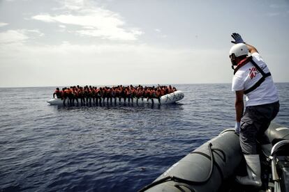 Rescate de un segundo bote con 119 subsaharianos en aguas internaciones frente a Libia por el barco de MSF Dignity I.