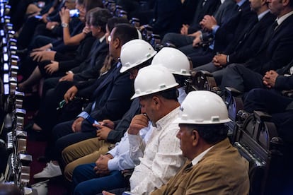 Algunos de los mineros rescatados, presentes en el funeral de Piñera, este viernes.