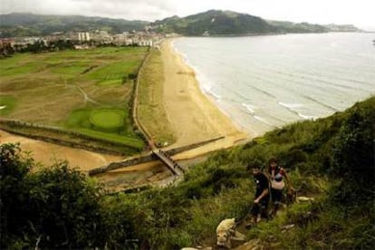 La playa y las dunas de Iñurritza vistas desde el sendero que asciende hacia  los acantilados de Talaiamendi.