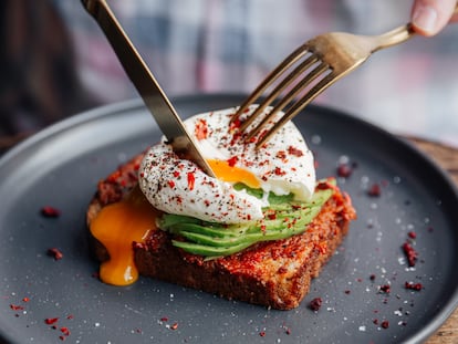 Este huevo poché se puede conseguir con un cocedor de huevos que triunfa en Amazon