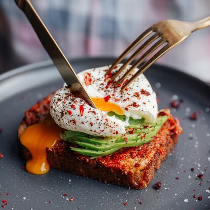 Este huevo poché se puede conseguir con un cocedor de huevos que triunfa en Amazon