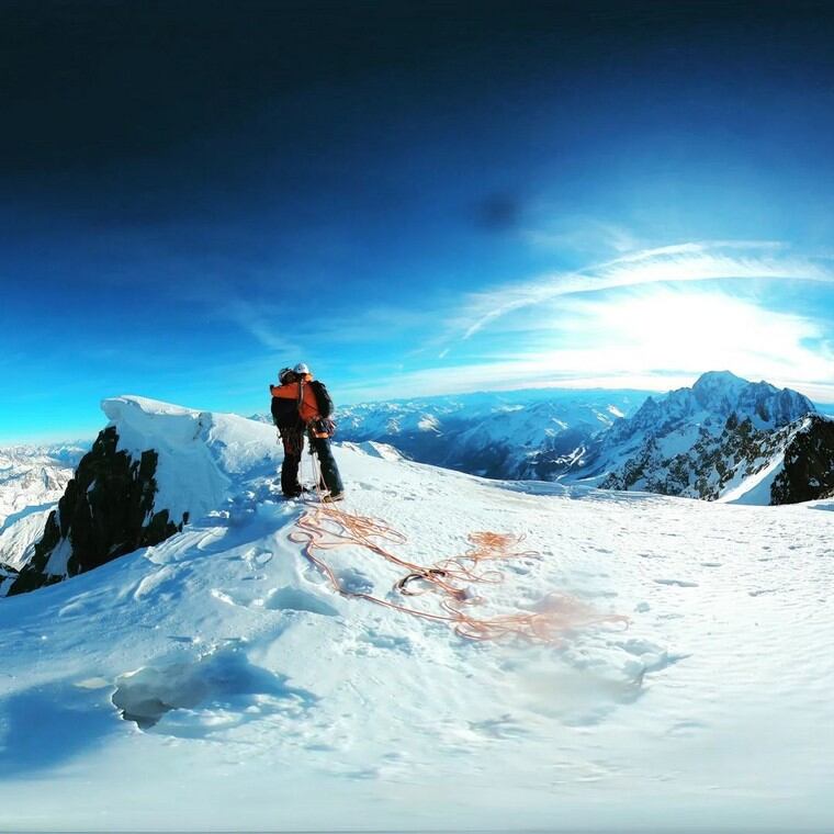 Abrazo de los alpinistas en la cima.