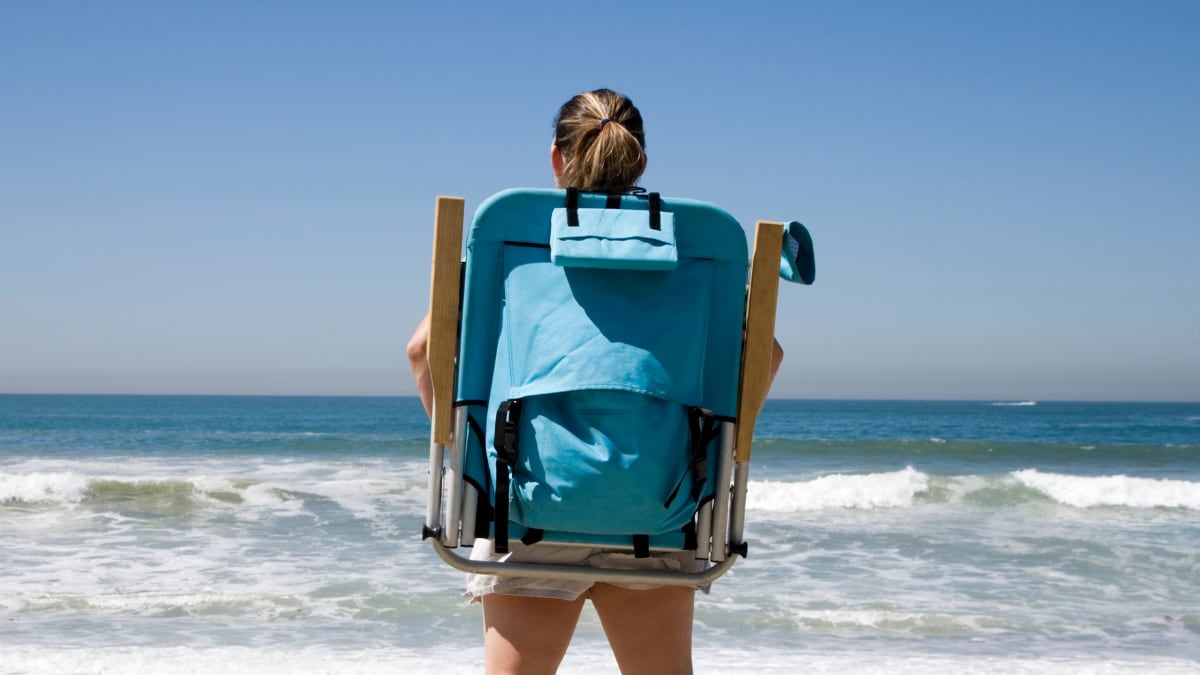 Esta silla es una revolución a la hora de ir a la playa: se lleva como si fuese una mochila