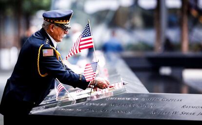 Un oficial participa en un homenaje por las víctimas de los atentados del 11 de septiembre de 2001 en Nueva York (EE UU).