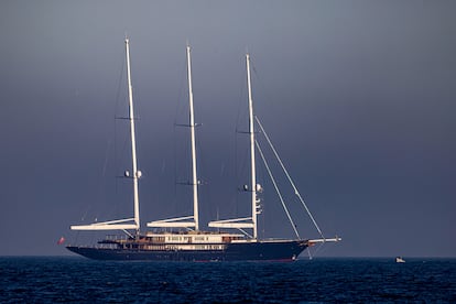 El nuevo supervelero Koru, propiedad del presidente ejecutivo de Amazon, Jeff Bezos, fondea en la bahía de Palma en su viaje inaugural.