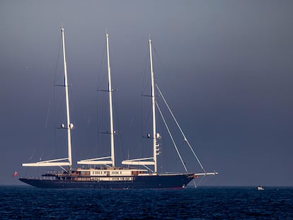 El nuevo supervelero Koru, propiedad del presidente ejecutivo de Amazon, Jeff Bezos, fondea en la bahía de Palma en su viaje inaugural.