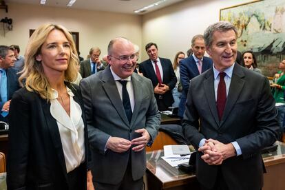 El presidente del Partido Popular, Alberto Núñez Feijóo (a la derecha), junto al portavoz de la formación en la cámara, Miguel Tellado, y la portavoz adjunta, Cayetana Álvarez de Toledo, durante la inauguración de la jornada 'Contra la impunidad', este lunes en el Congreso de los Diputados.