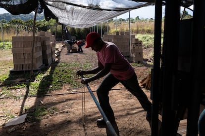 Excombatientes elaboran los ladrillos con los que construyen sus casas.