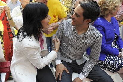 Alberto Contador se casará el sábado con su novia de toda la vida, Macarena Pescador. Así lo ha adelantado la cadena de radio COPE, que ha añadido que se tratará de una boda religiosa que se celebrará en la iglesia de la localidad madrileña de Pinto, donde nació y ha vivido siempre el ciclista. La pareja lleva más de 10 años. Se conocieron en el pueblo cuando Contador solo tenía 17 y su novia, 15.