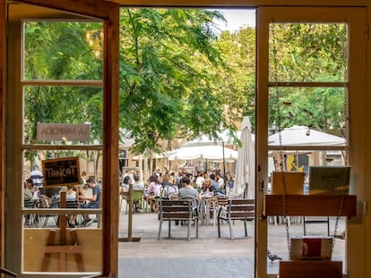  La Plaça d’Osca, en el barrio barcelonés de Sants, vista desde el interior de la librería Barra/Llibre.  