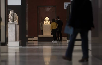 Salas de Protohistoria del Museo Arqueológico Nacional, al fondo se ve la Dama de Elche (siglo V - IV a. C.), una escultura ibérica hallada en La Alcudia (Alicante) y adquirida por un hispanista francés que la llevó al Museo del Louvre. Volvió a España en 1941 y después de 30 años en el Museo del Prado entró a formar parte de los fondos del Museo Arqueológico Nacional en 1971.