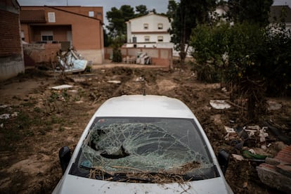 Un coche destrozado por una riada en la calle Madrid de Villaluenga de la Sagra.
