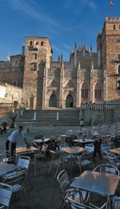 Guadalupe (Cáceres) y su monasterio coronan esta ruta enológica.