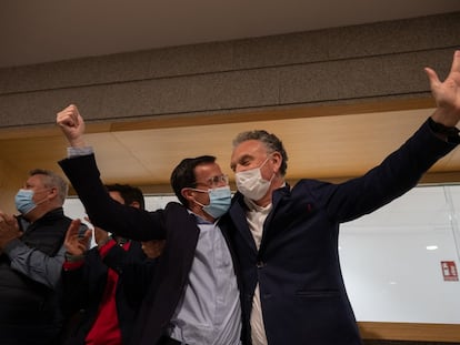 Los alcaldes de Villanueva de la Serena, Miguel Ángel Gallardo (izquierda) y de Don Benito, José Luis Quintana, celebran el resultado.