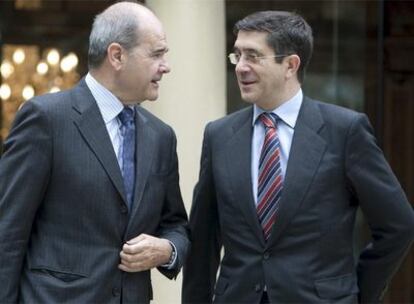 Patxi López charla con Chaves tras la reunión en el palacio de Ajuria Enea.