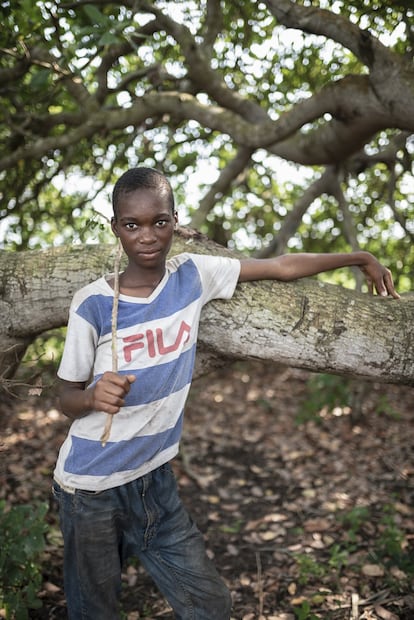 Mozambique tiene en torno a 30 millones de habitantes, de los cuales casi dos millones son menores huérfanos, y una cuarta parte de éstos a causa del sida según los datos de ONUSIDA. 