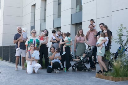 Familias que llevan a sus bebés a la Casa Grande de Hortaleza.